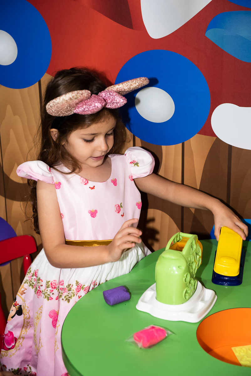 menina se divertindo com os brinquedos do buffet