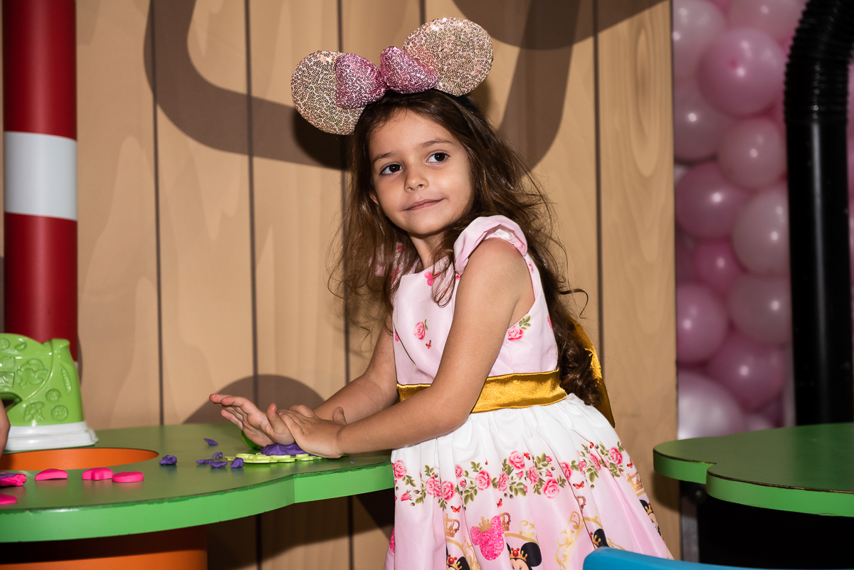 menina se divertindo com as massinhas do buffet