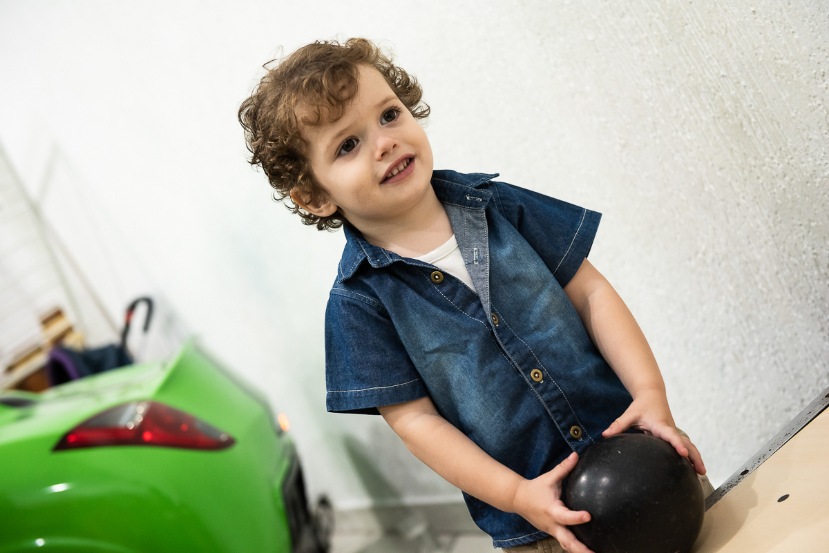 menino com a bola de boliche na mão