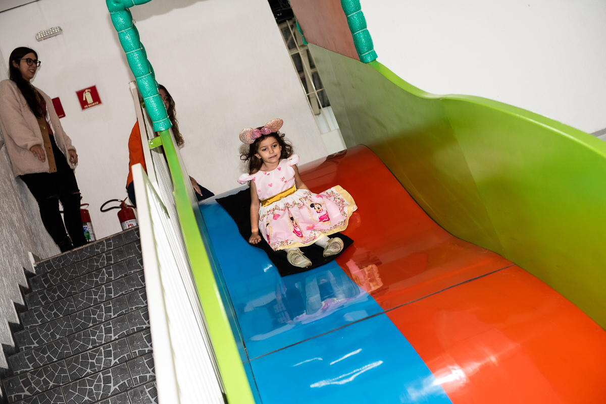 menina descendo o escorregador