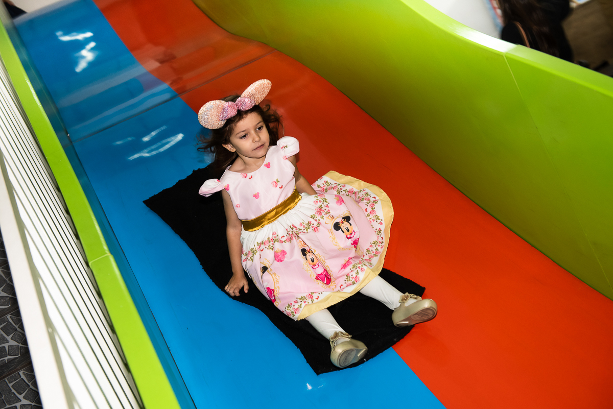 menina chegando no final do escorregador