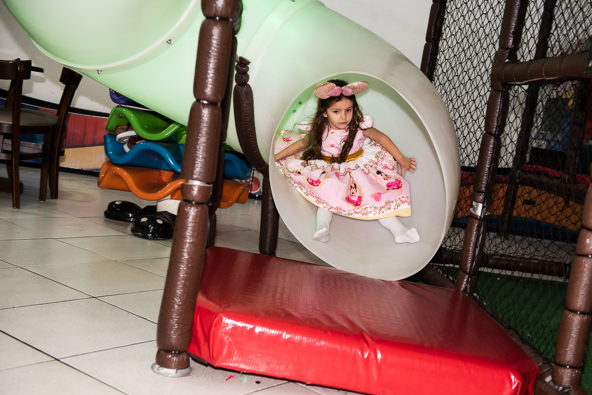 menina descendo o tobogã do buffet