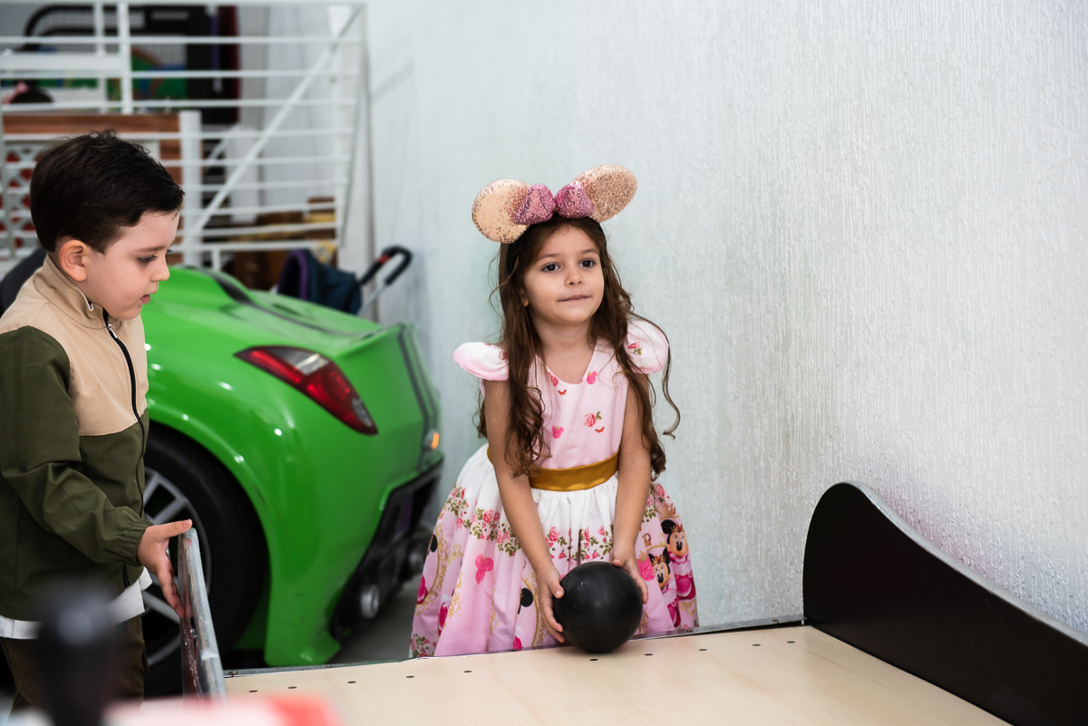 menina jogando boliche