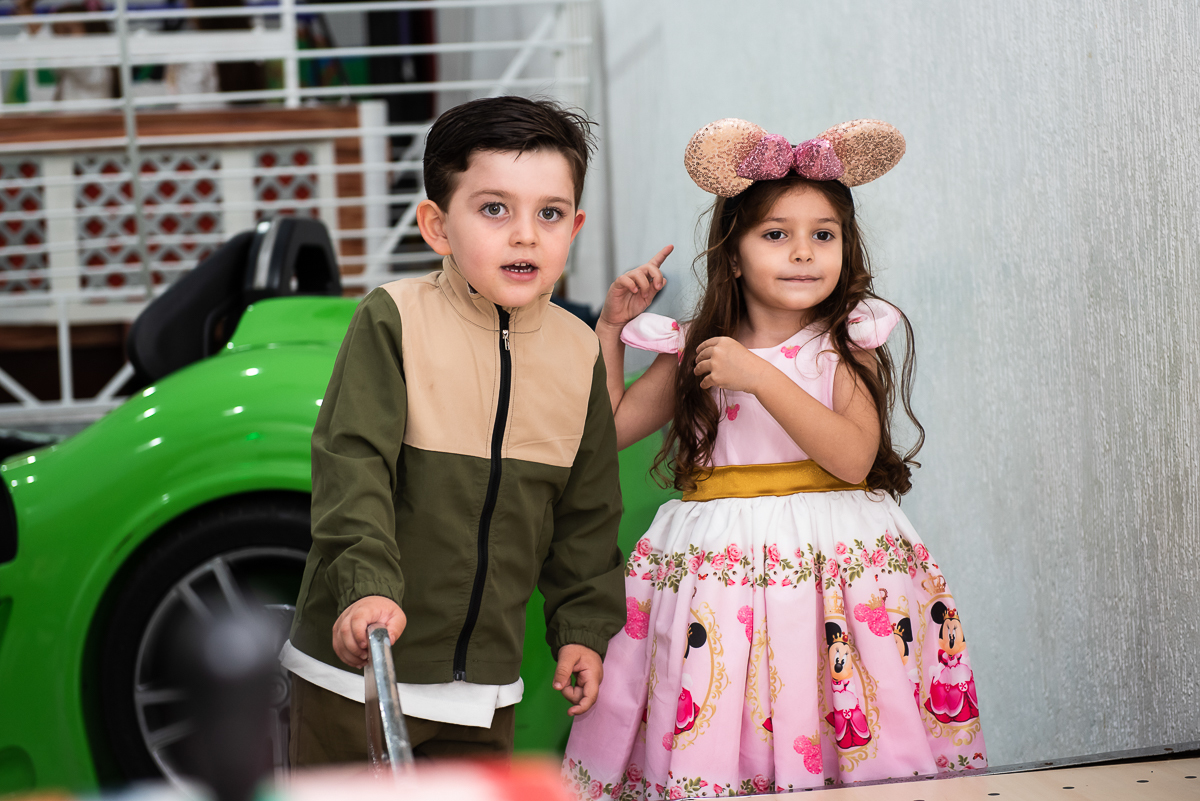 crianças se divertindo no boliche