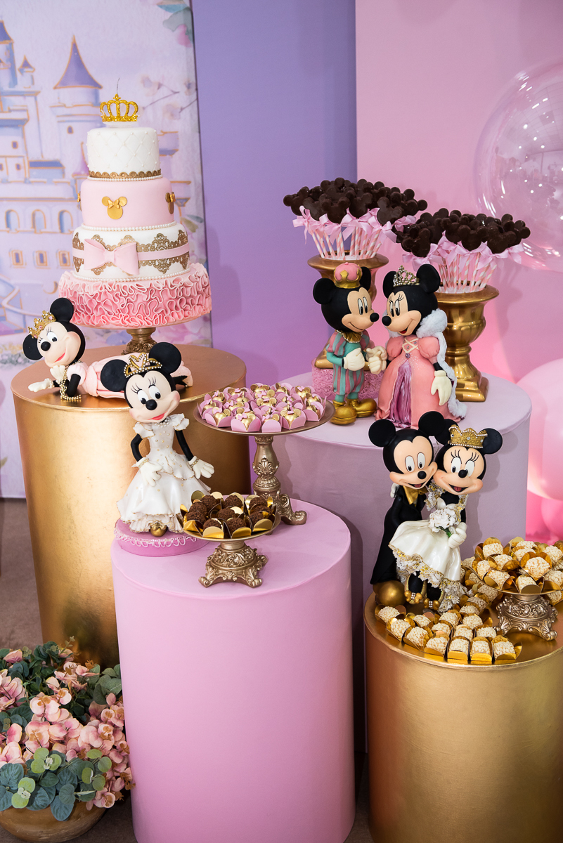 vários Mickeys e Minnies