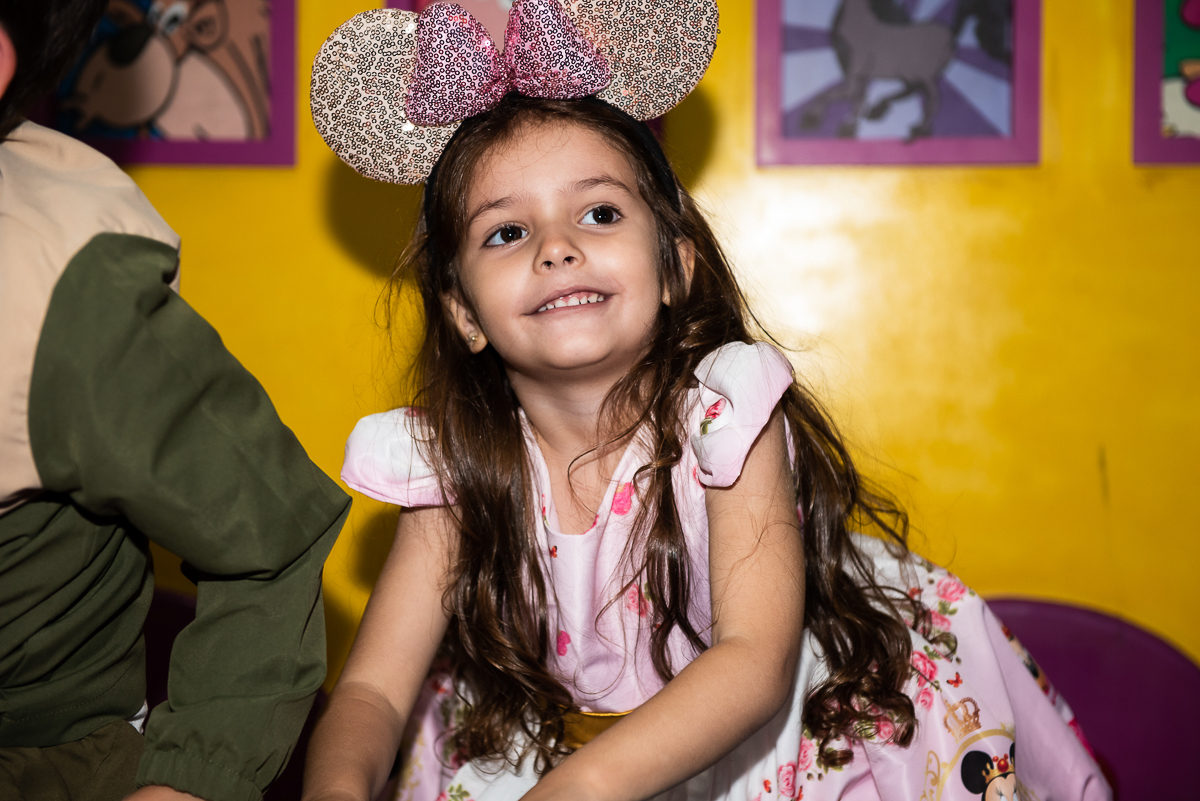 menina feliz em sua festa