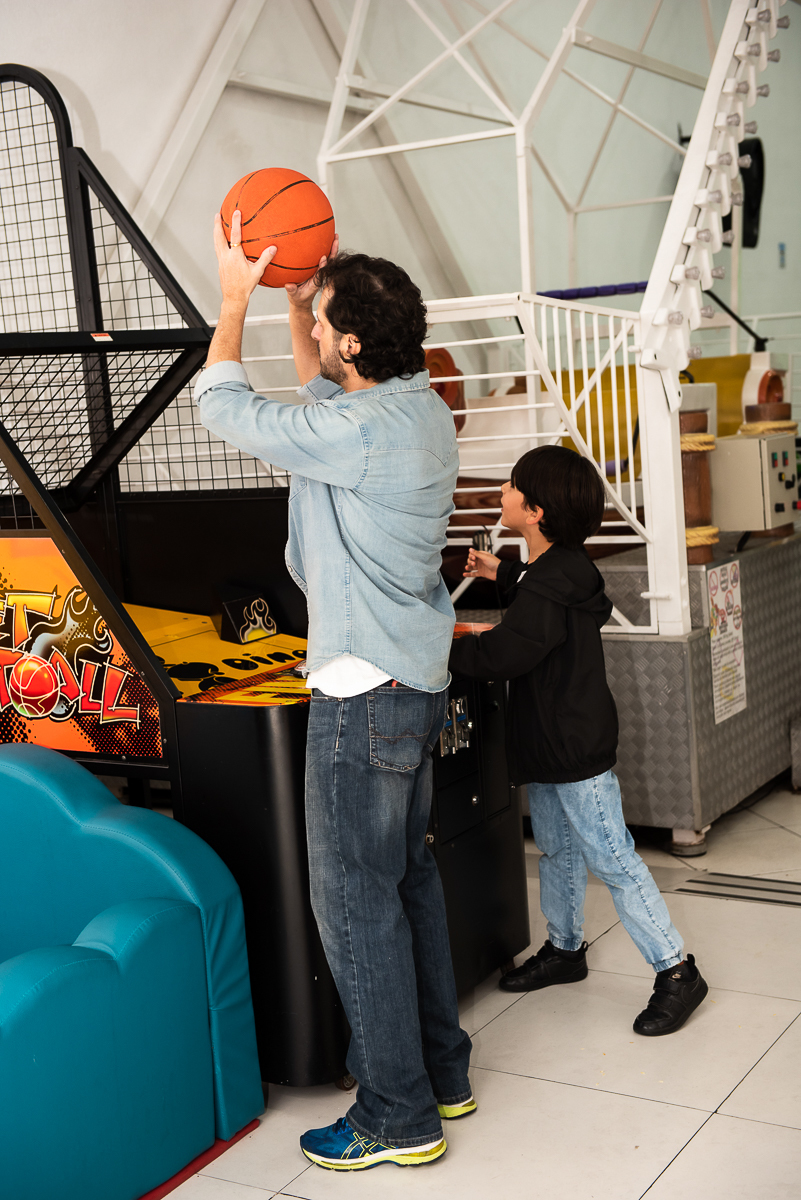 papai e menino jogando basquete