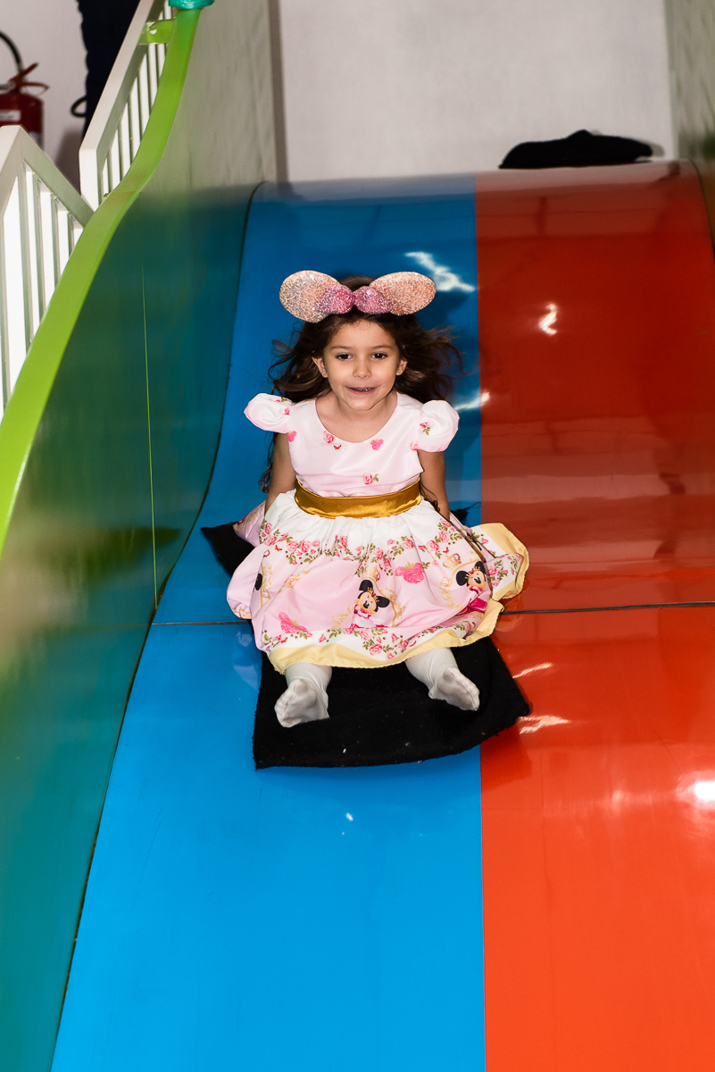 linda menina no escorregador do buffet