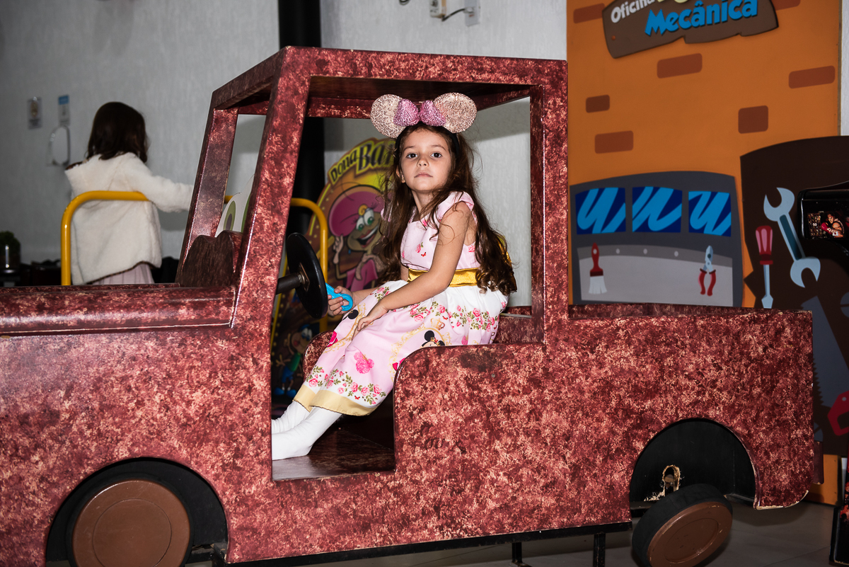 menina no carrinho do buffet