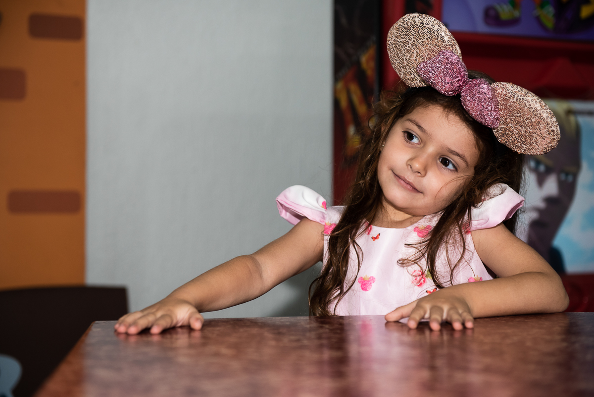 menina pensativa