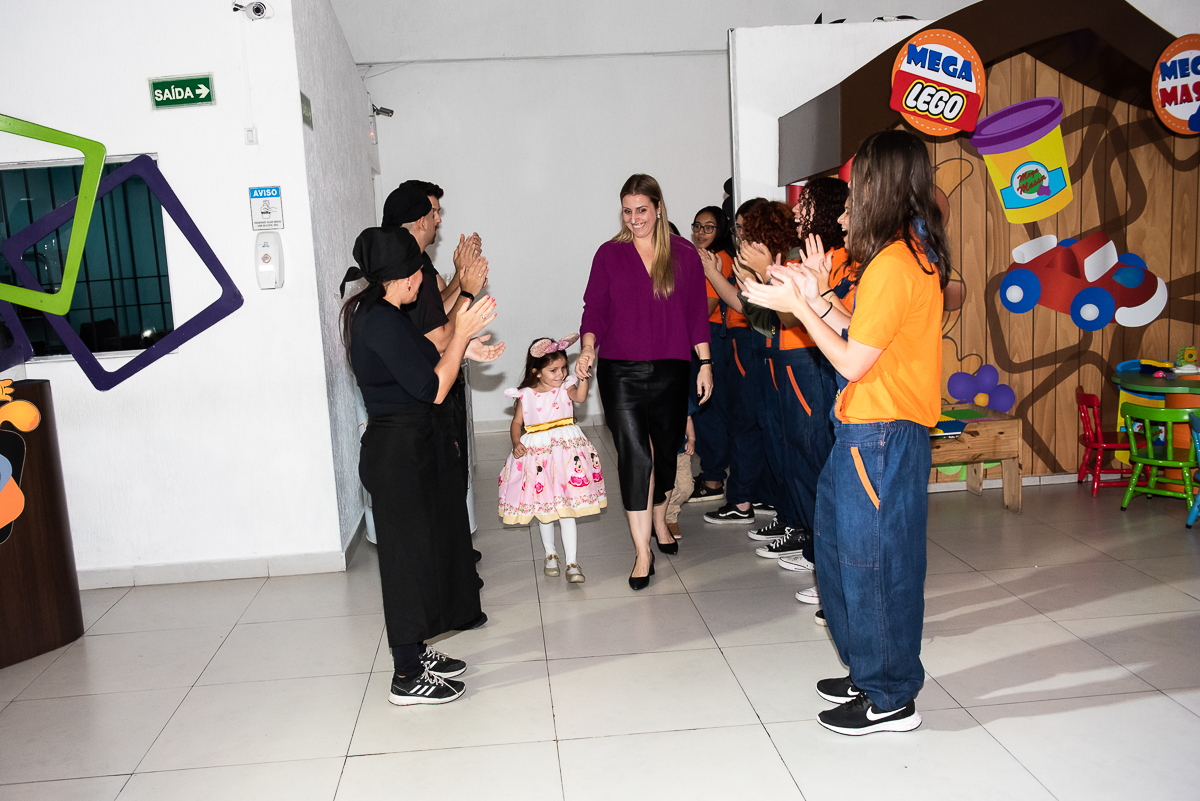 entrada da aniversariante Duda e sua família no buffet Megauê - São Caetano do Sul