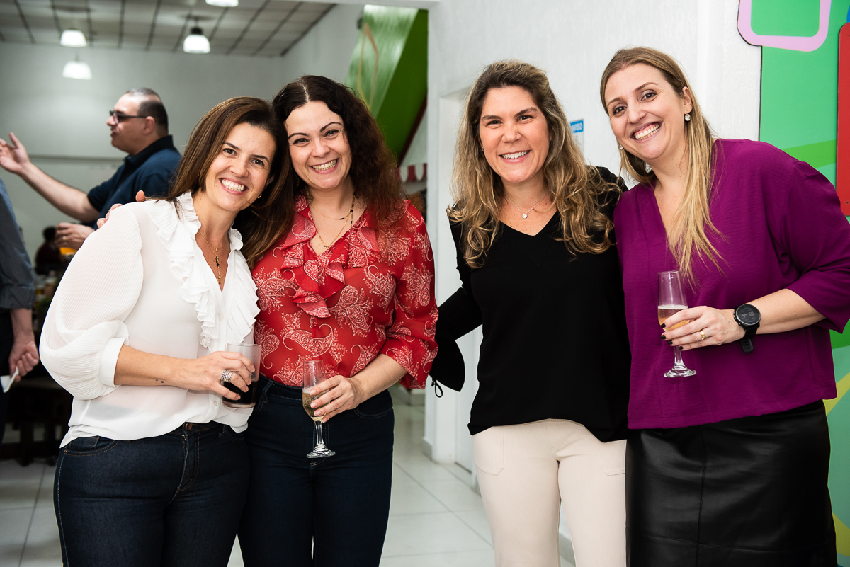 quatro mulheres fazendo brinde