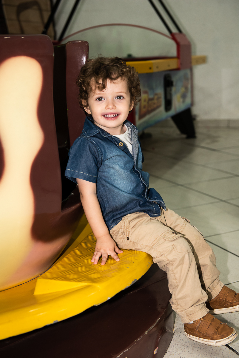 menino feliz se divertindo