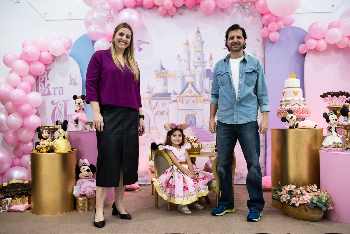Princesa Duda sentada na cadeira da Minnie