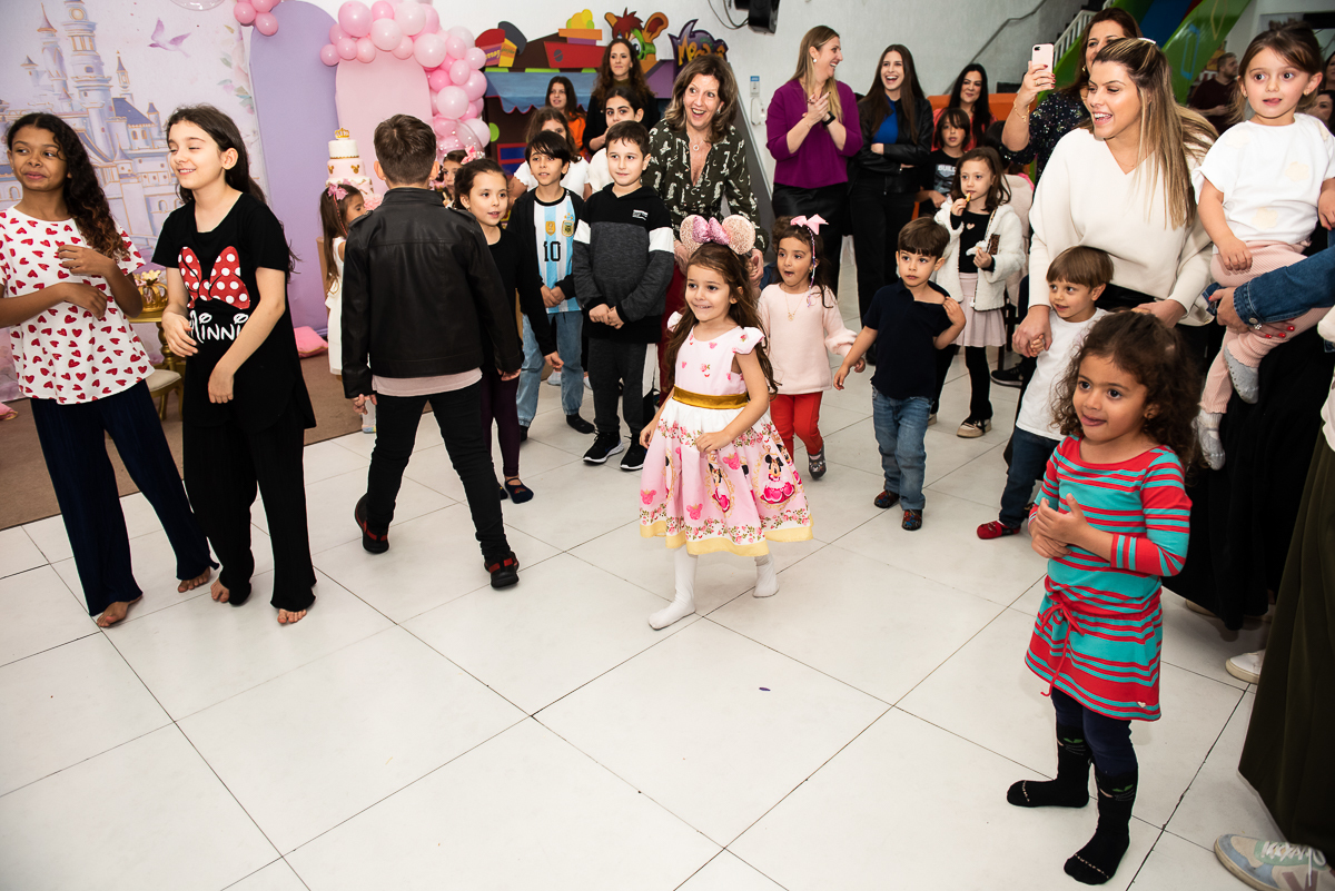 crianças recebendo a Minnie rosa