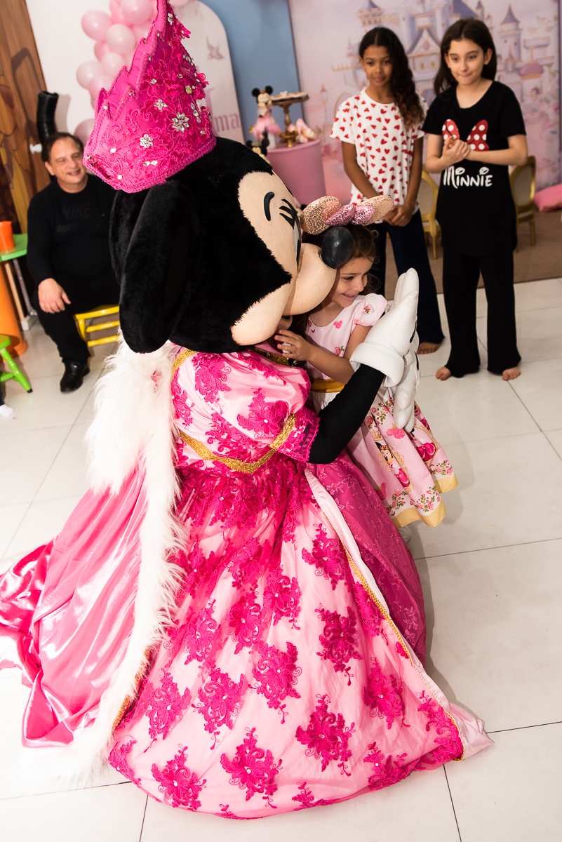 abraço da Minnie na aniversariante