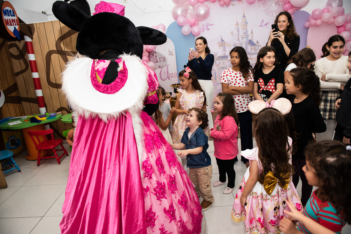 Minnie cumprimentando as crianças