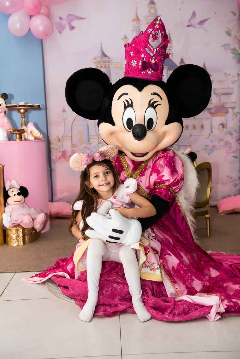 aniversariante no colo da Minnie