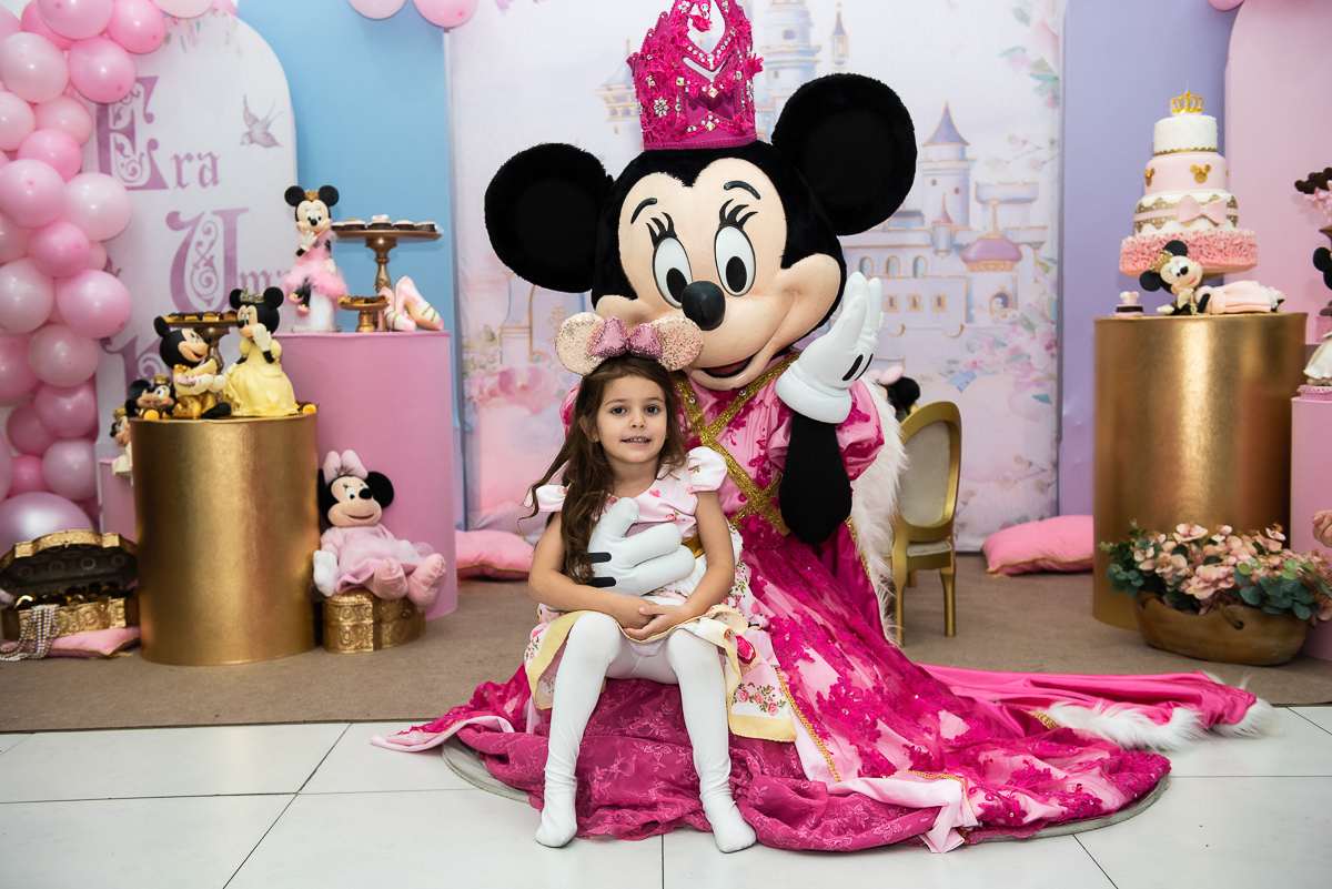 Minnie e a aniversariante Duda posando para a foto