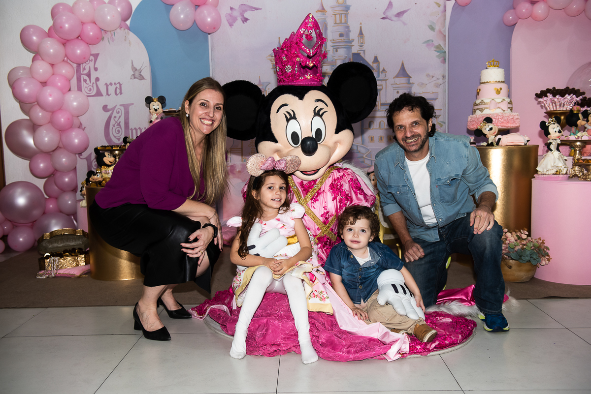 família completa fazendo foto com a Minnie