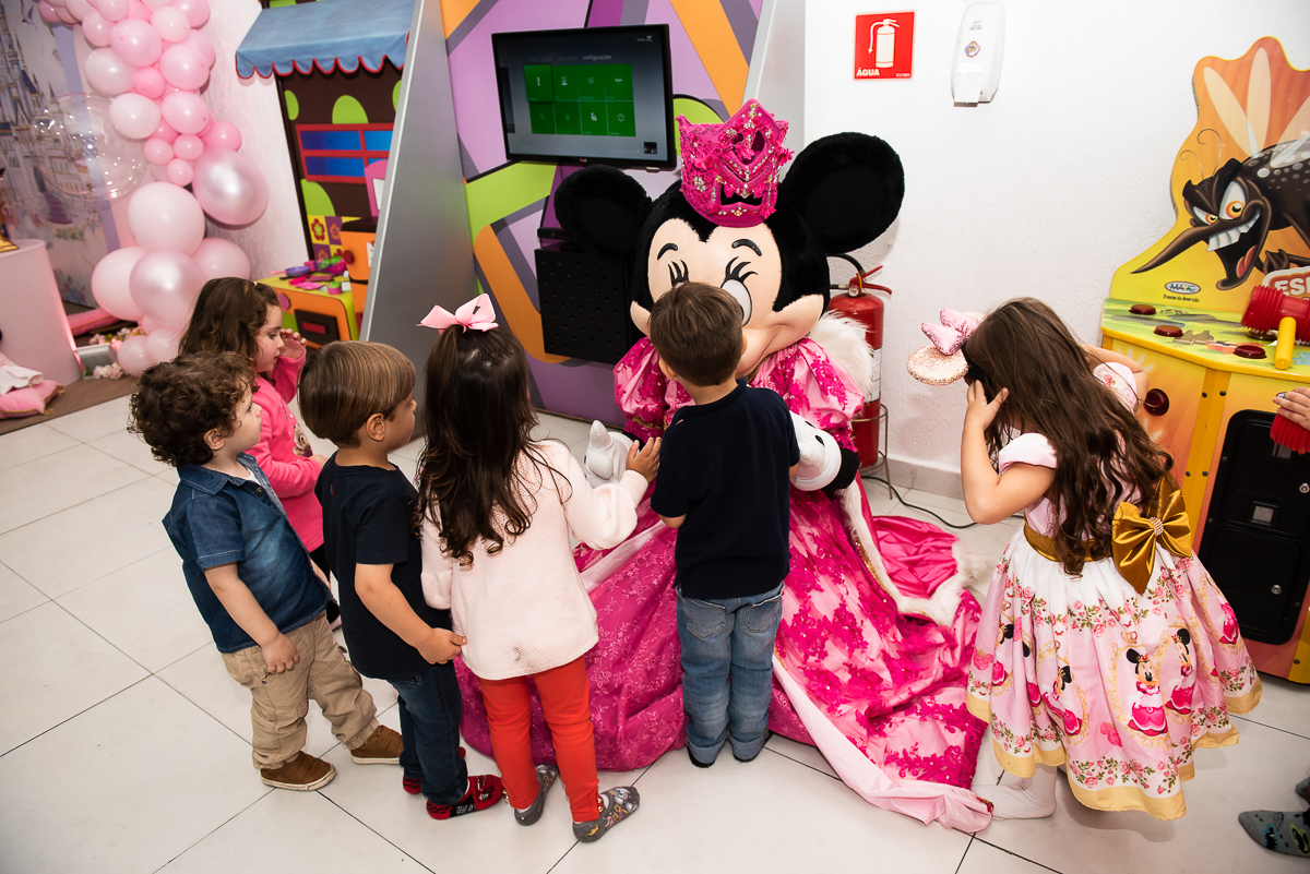 crianças curtindo a Minnie
