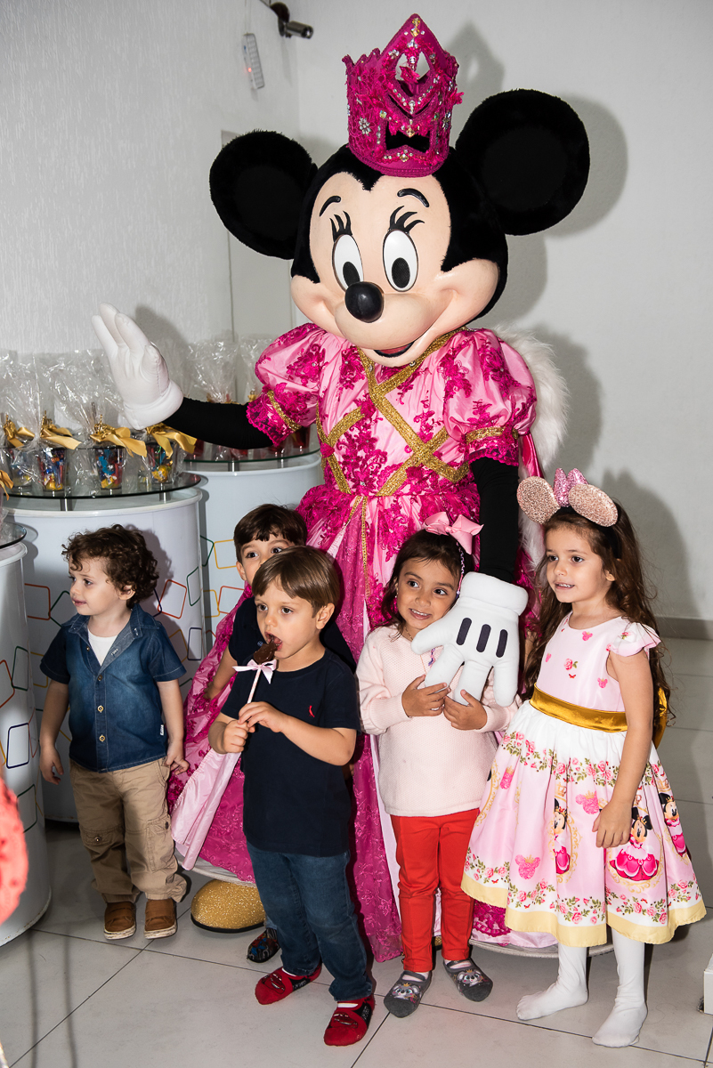 criançada e a Minnie