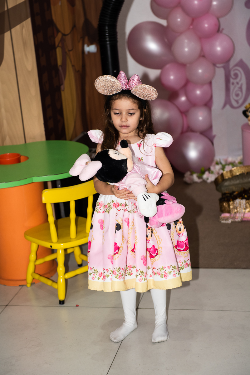 criança com a Minnie no colo