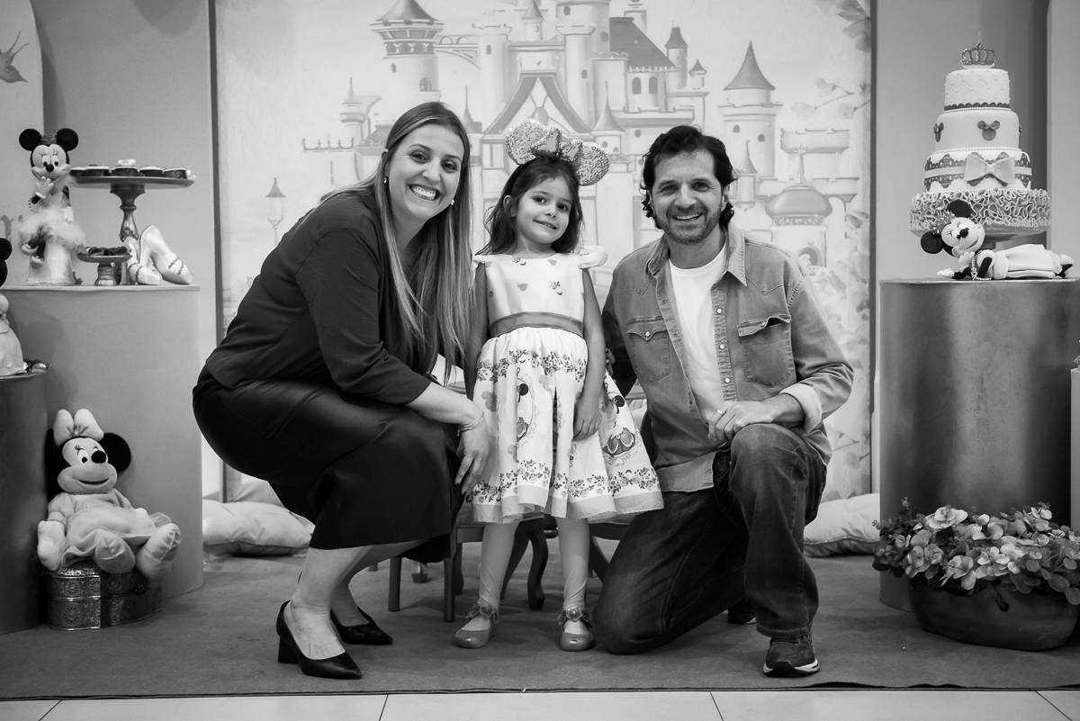 Mamãe, filha e Papai, fotografia em preto e branco