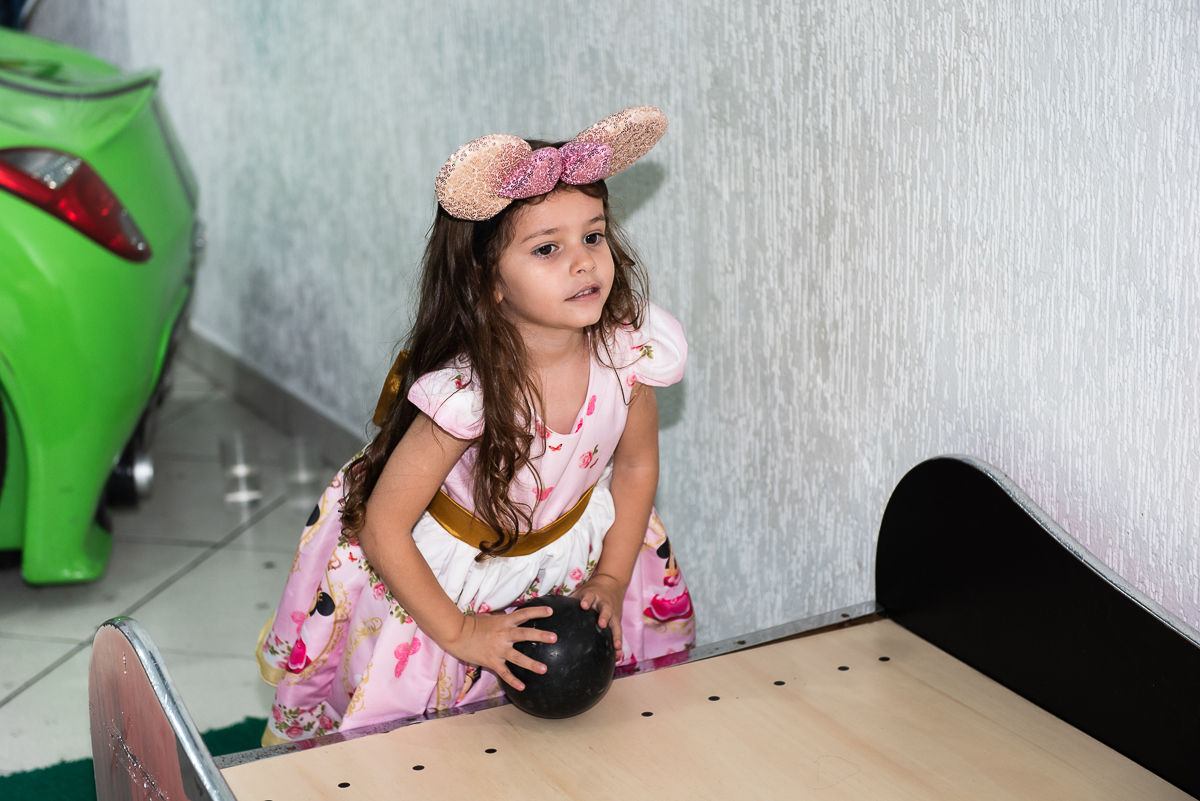 menina jogando boliche