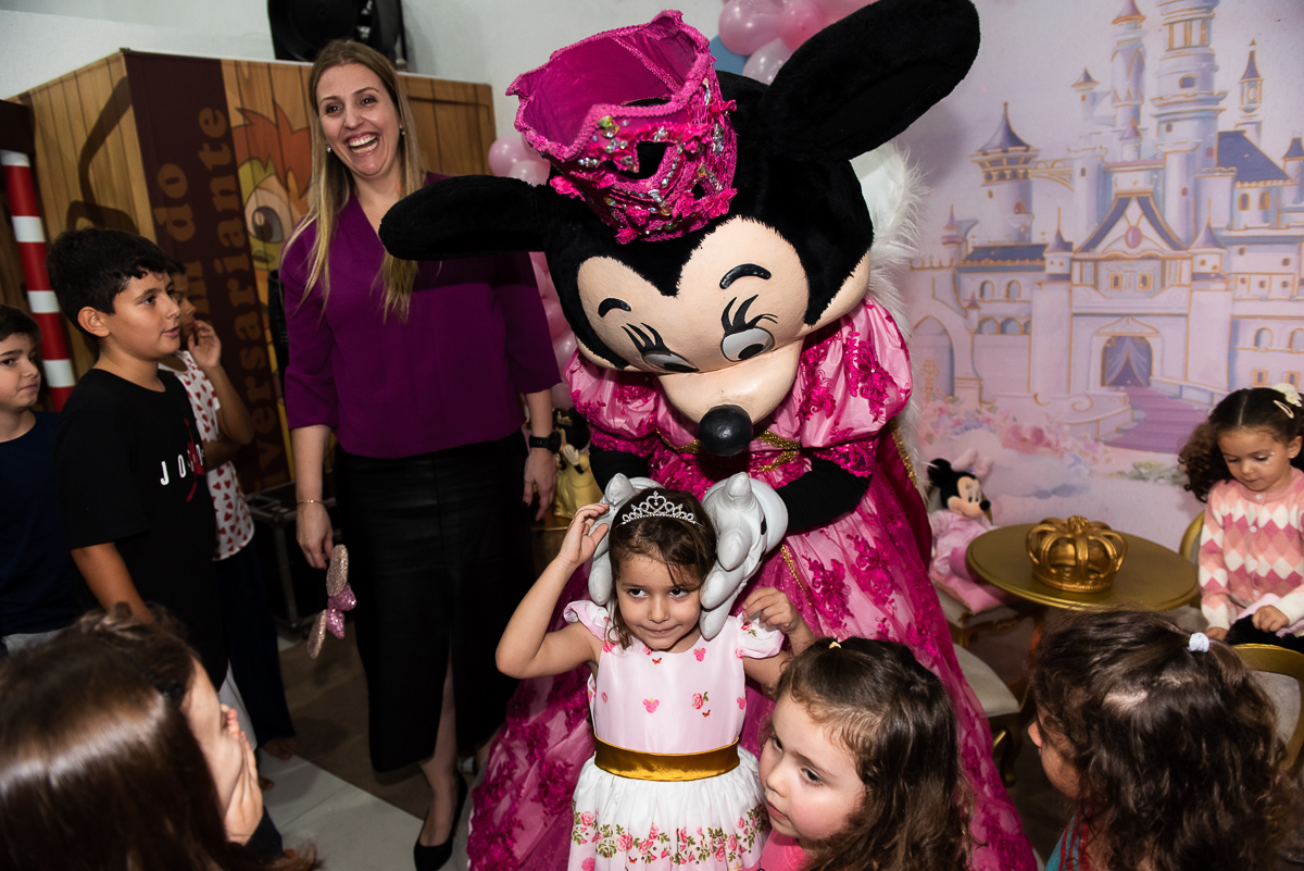 Minnie colocando a coroa na aniversariante