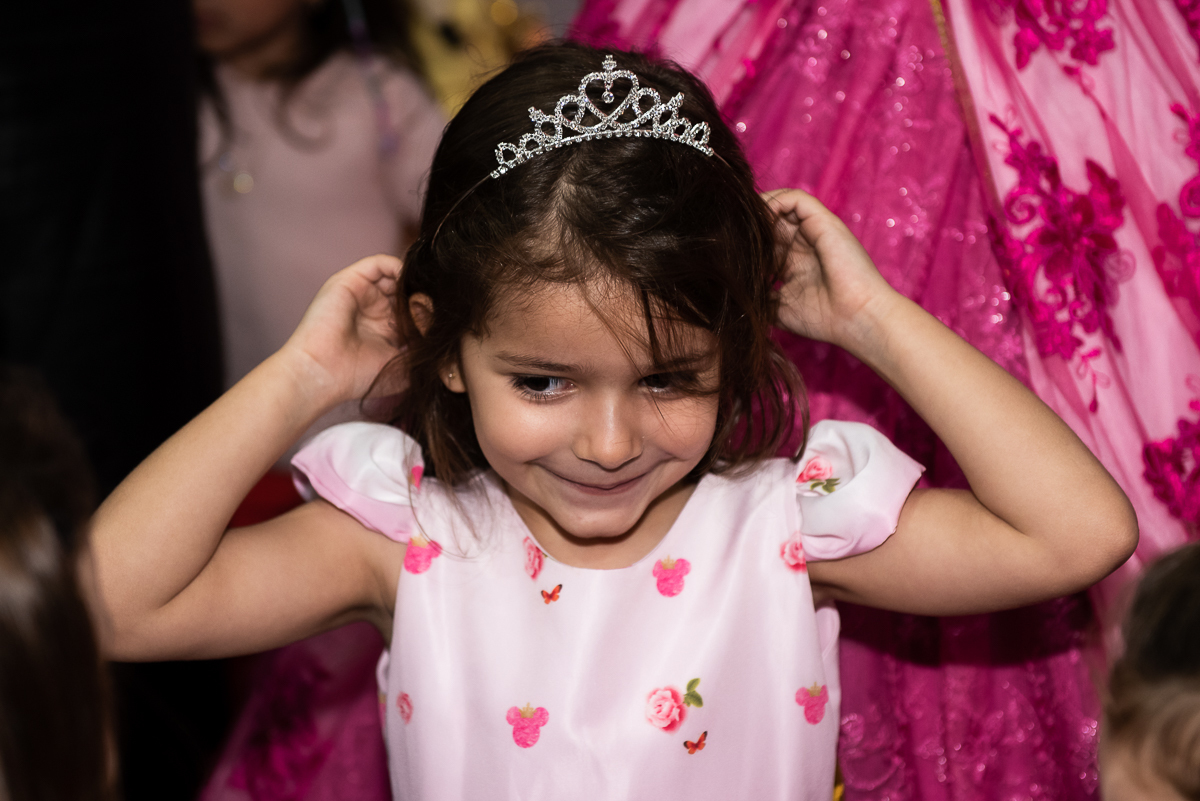 ajustando a tiara coroa na cabeça
