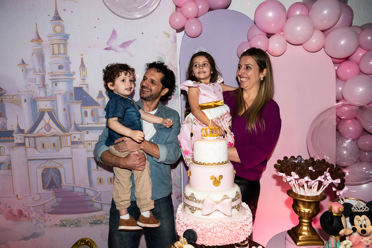 família completa para cantar os parabéns