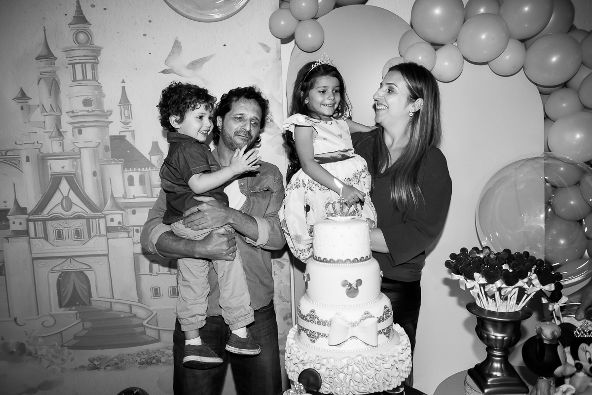 família cantando parabéns - fotografia em preto e branco