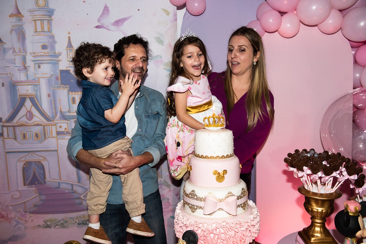 família reunida para os parabéns