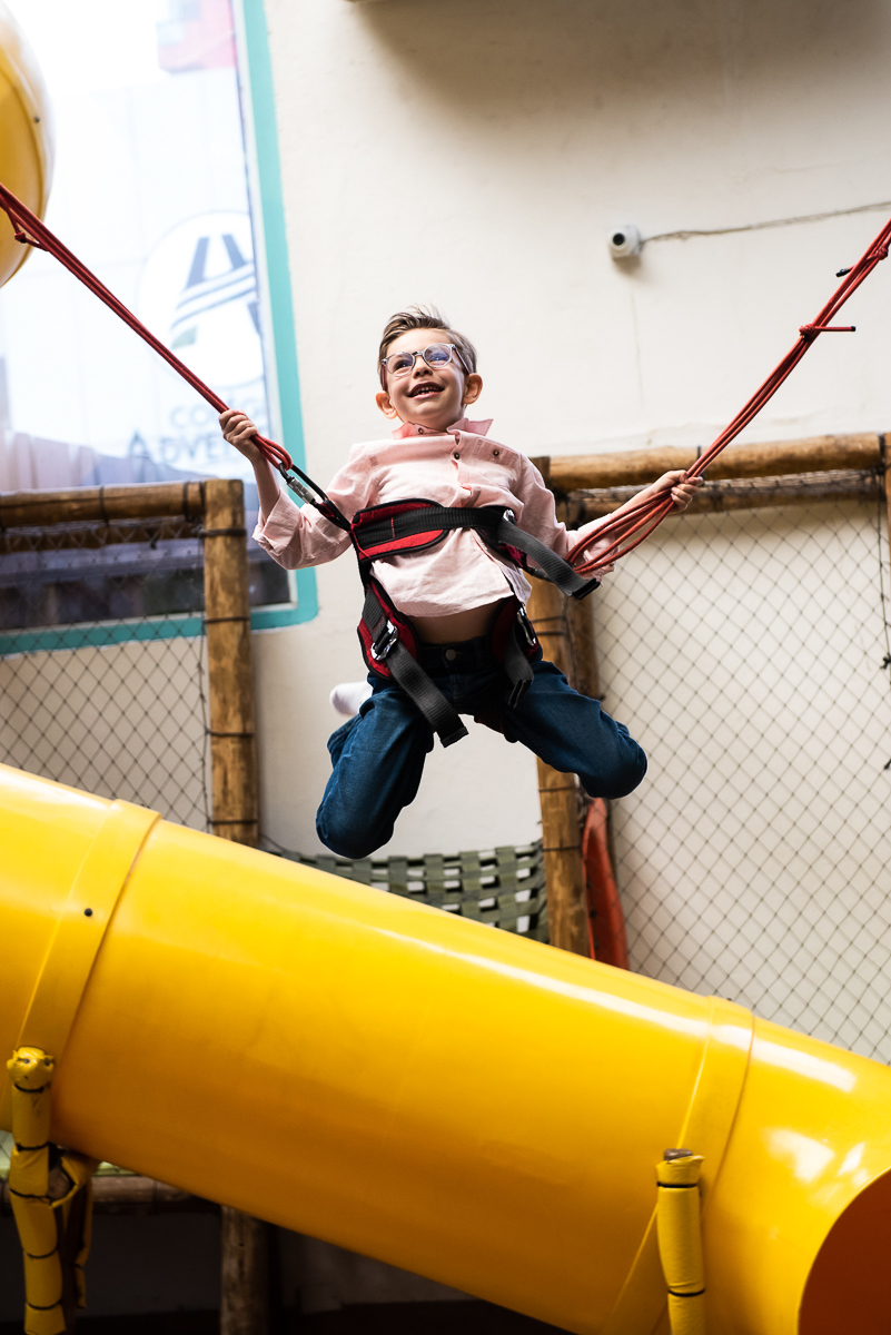 menino curtindo o jump