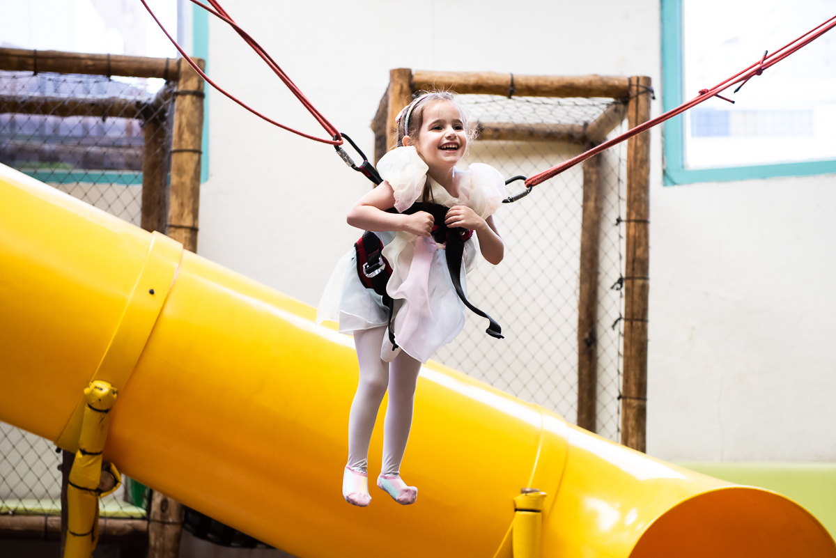 menina curtindo o pula pula