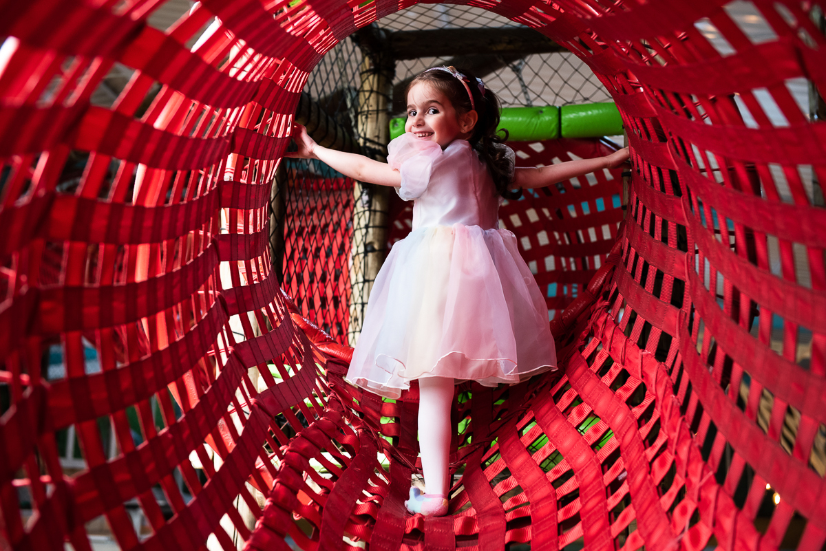 menina se divertindo no tubo vermelho