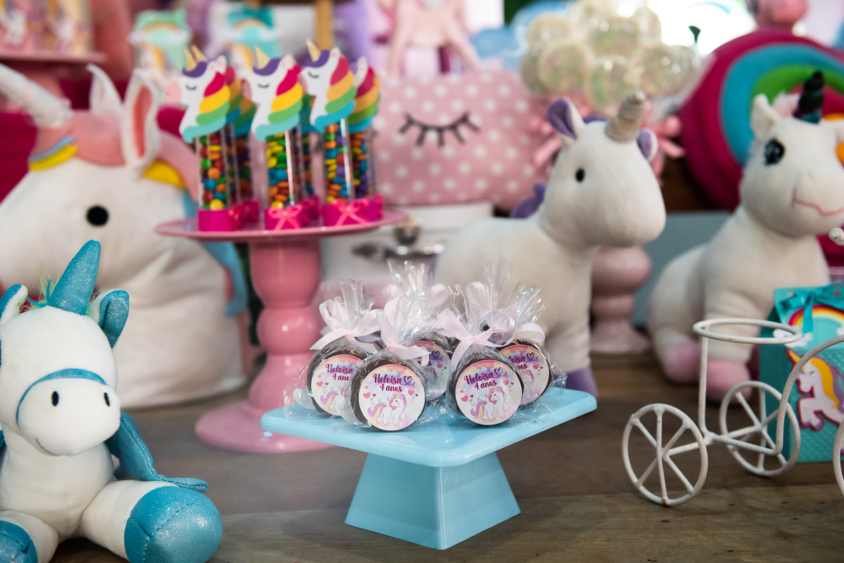 confetes em tubo na mesa de parabéns tema unicórnio