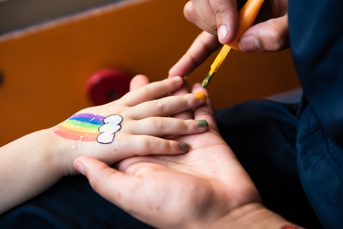 detalhes da pintura do arco íris e unhas