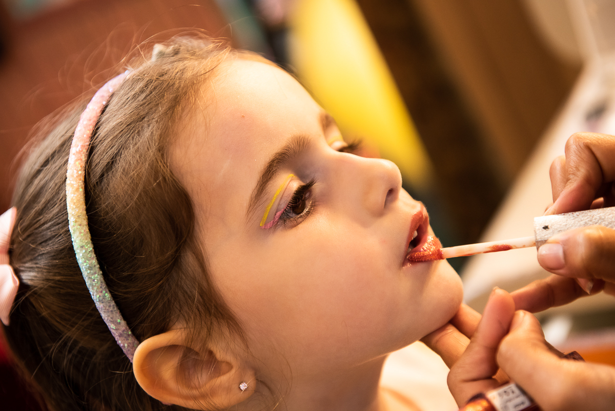 hora da maquiagem e de passar batom