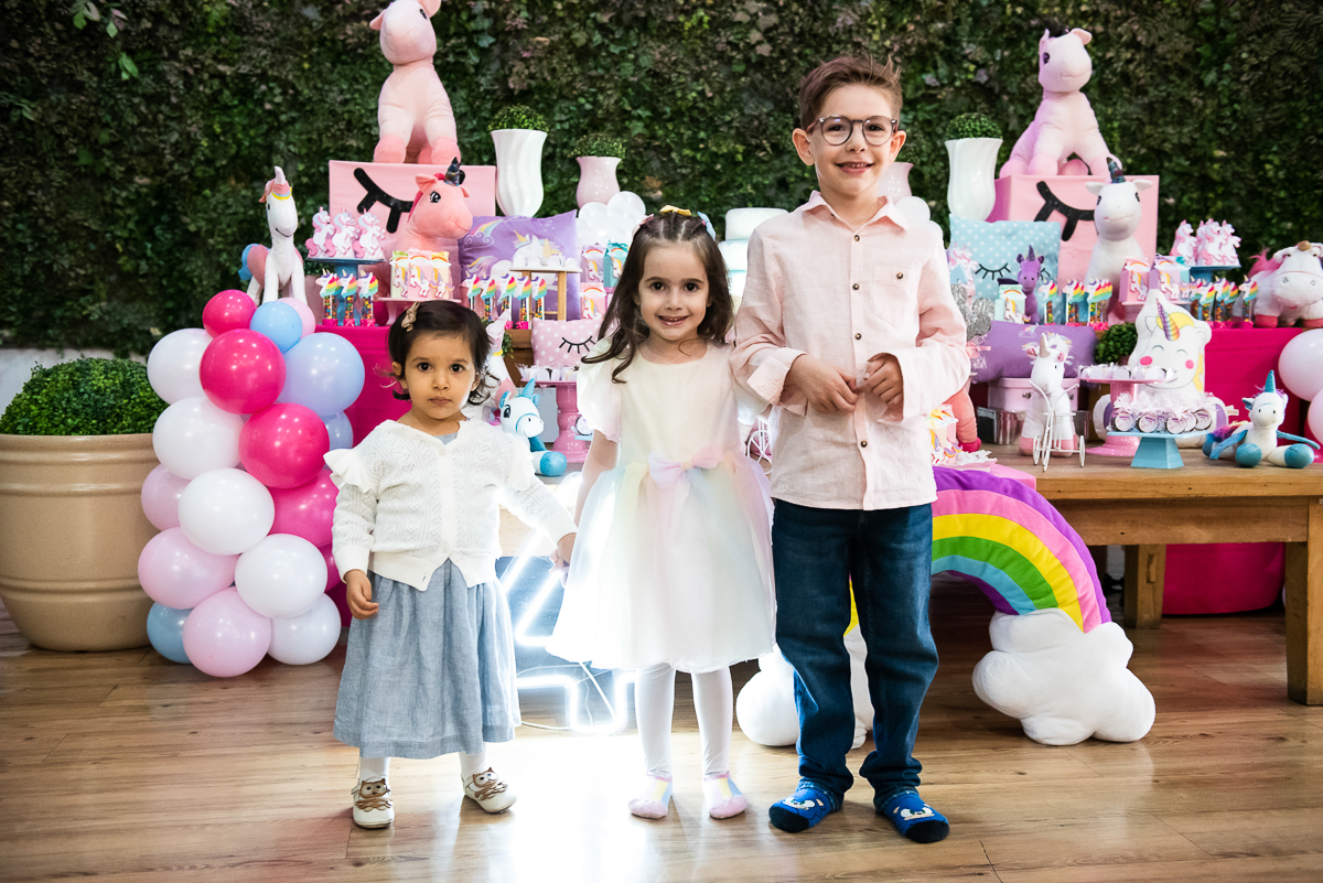 aniversariante com a priminha e irmão