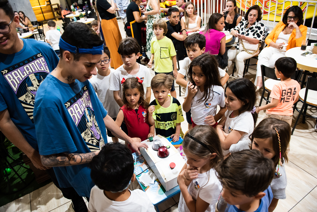 a brincadeira continua com as crianças