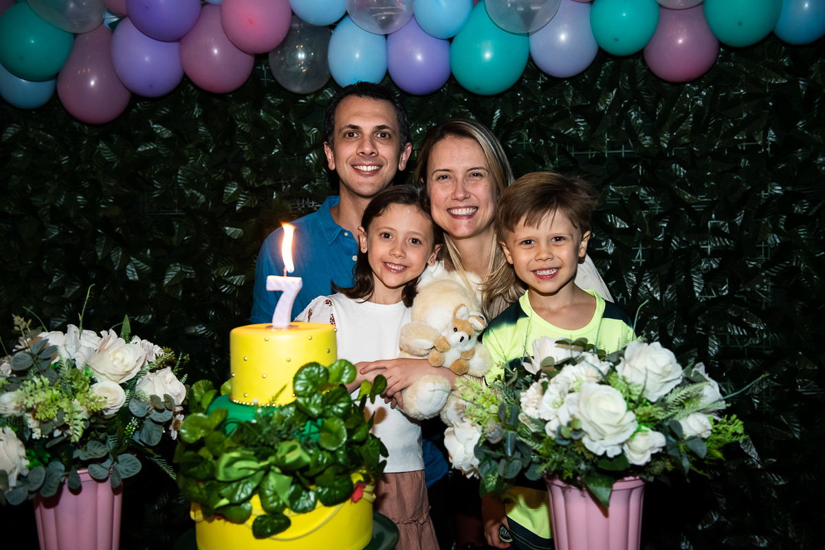 família toda reunida para cantar os parabéns da Paola