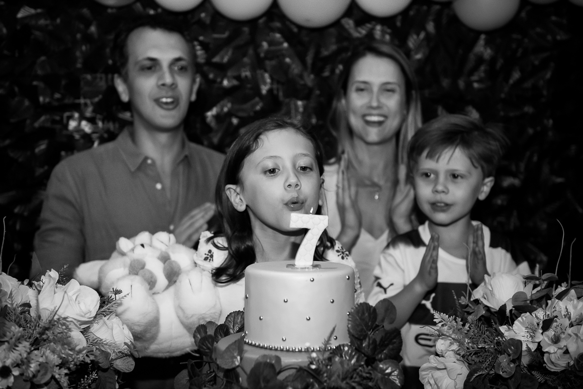 Paola assoprando a velinha de 7 anos do seu aniversário
