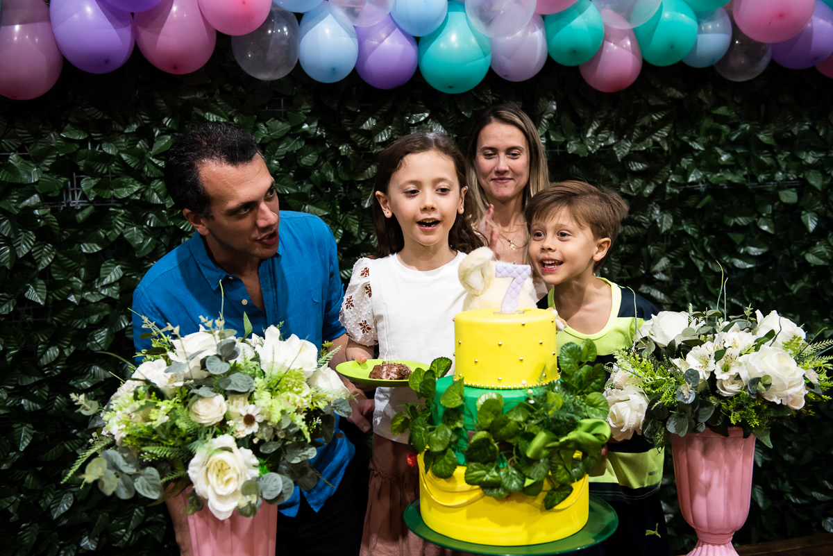 família curtindo os parabéns da Paola