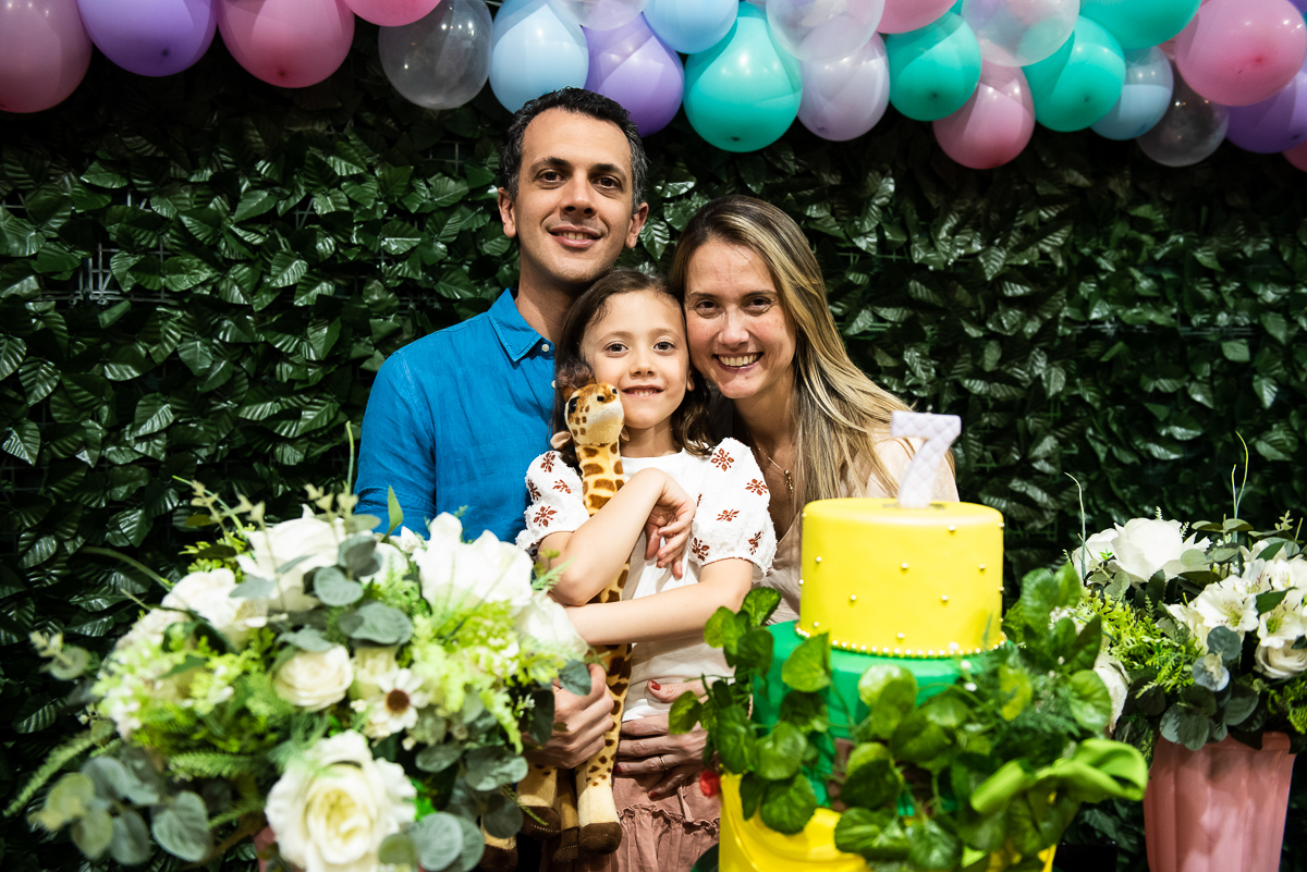 papai e mamãe curtindo a filhinha em seu aniversário