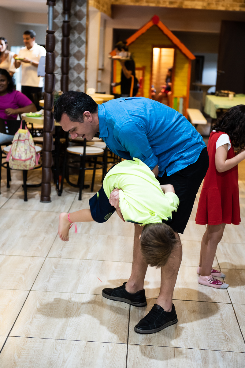 Dudu brincando com o papai