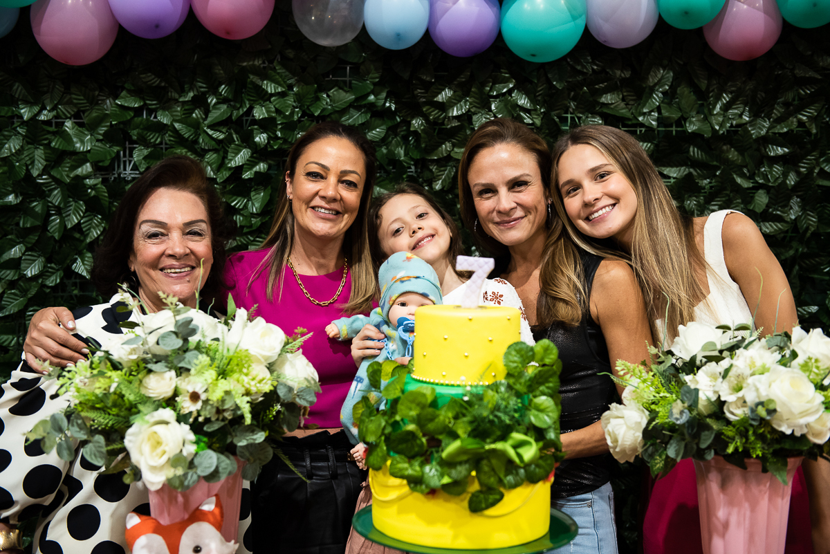 família toda reunida com a aniversariante
