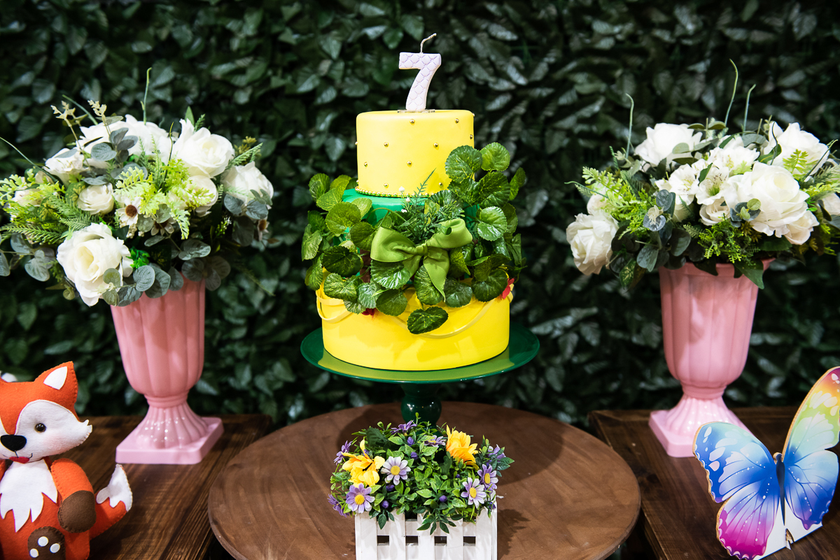 detalhes da mesa e do bolo de parabéns com a velinha de 7 anos