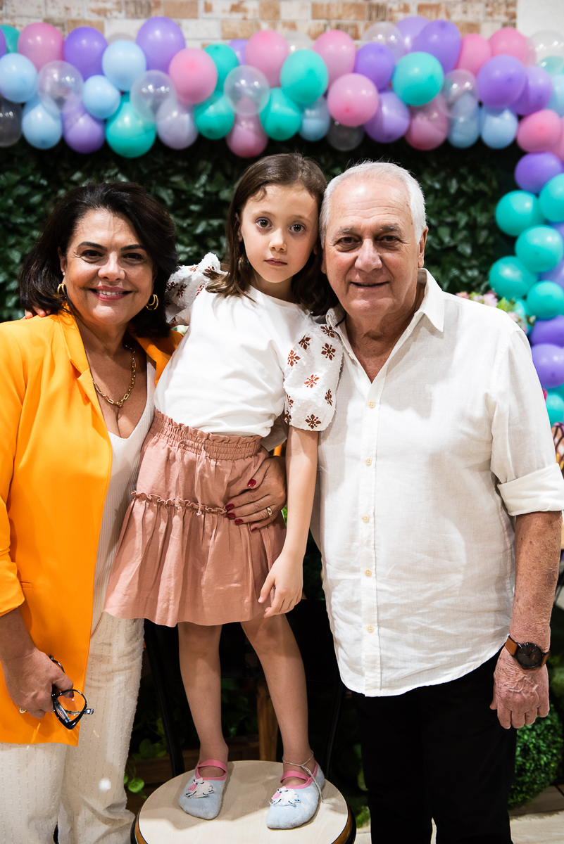 o titio e a titia paparicando a sobrinha
